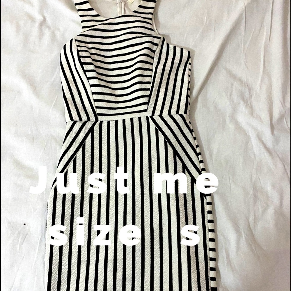 Beautiful smart little dress adorable !! Size S/M